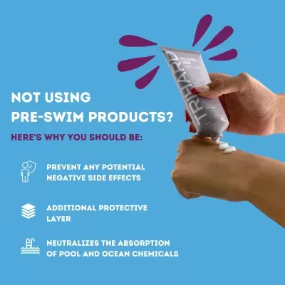 Duas mãos aplicam creme branco de tubo cinzento com texto 'TRILARTY' num fundo azul com texto em inglês sobre produtos pré-natação