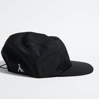 Boné preto com aba rígida e cordão ajustável.