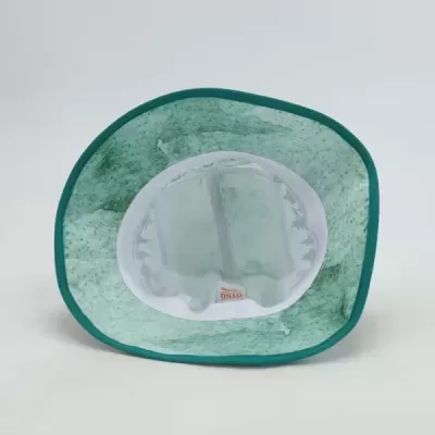 Chapéu de tecido verde com interior branco e etiqueta