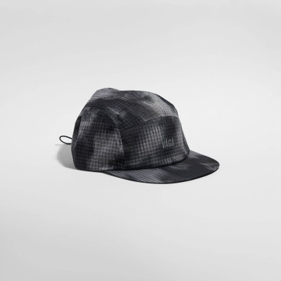 Boné cinza escuro em nylon com padrão xadrez e texto VÁGA na frente