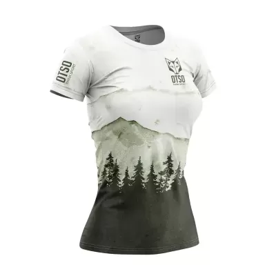 Camiseta feminina branca com estampado de montanhas, árvores e logotipo OTSO