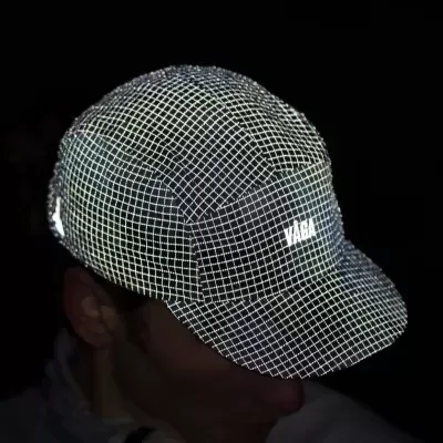 Boné refletor com texto VISÃO em centro escuro