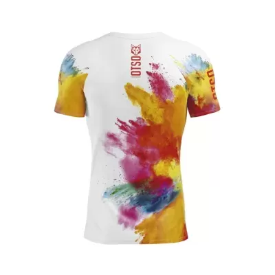 T-shirt branca estampada com cores amarelo, vermelho, azul e rosa e texto vermelho OTSO