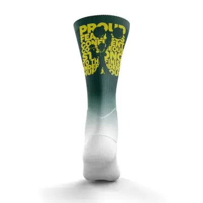 Meia alta verde e branca com texto amarelo e silhueta de rosto