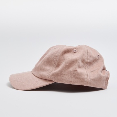 Boné cor-de-rosa claro em fundo branco