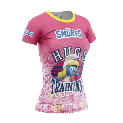 T-shirt rosa dos Smurfs com personagem feminina e texto 'HUGS TRAINING'