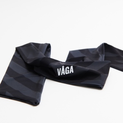 Faixa de tecido preta com padrão de ondas e texto branco VÅGA