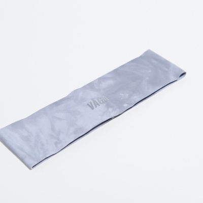 Faixa elástica cinzenta clara com a palavra 'VAUDE' impressa