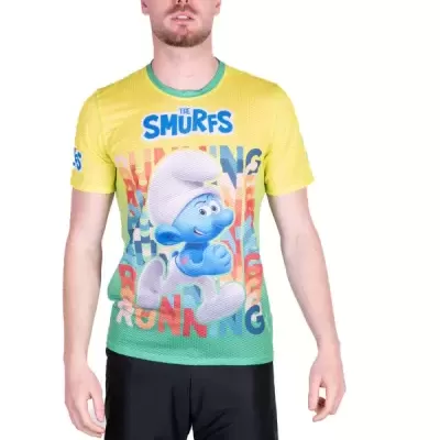 Homem com t-shirt colorida dos Smurfs e calções pretos