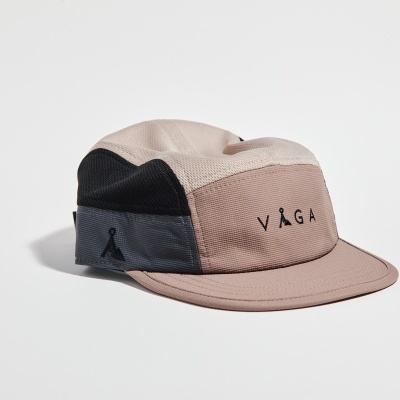 Boné desportivo bege com painéis pretos e cinzentos e texto VAGA