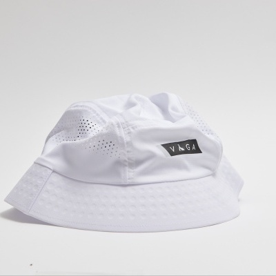 Chapéu bucket branco com etiqueta VNGA