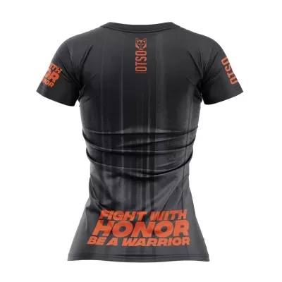 T-shirt preta feminina com texto laranja nas costas e mangas