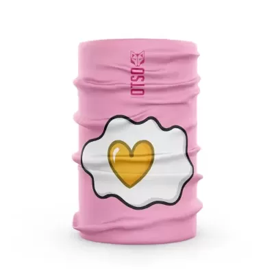 Lenço tubular cor de rosa com estampa de ovo estrelado em forma de coração amarelo.