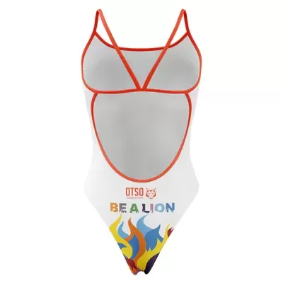 Fato de banho branco com detalhes vermelhos e chamas coloridas