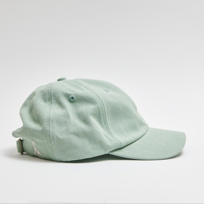 Boné verde claro com fecho ajustável em fita