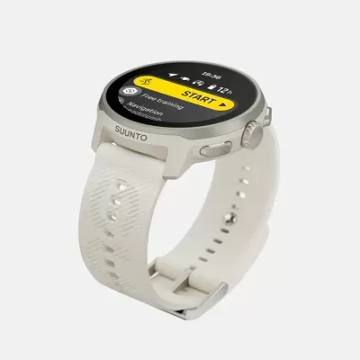 Relógio inteligente Suunto bege claro com bracelete branca e ecrã digital colorido.