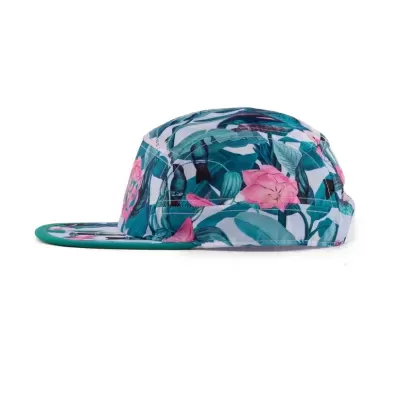 Boné estampado floral em verde, azul e rosa com aba plana verde