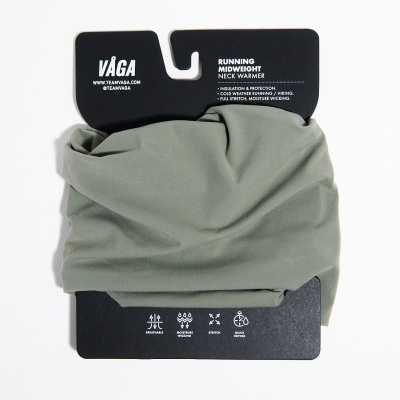 Aquecedor de pescoço em tecido verde-acinzentado com embalagem preta e texto branco