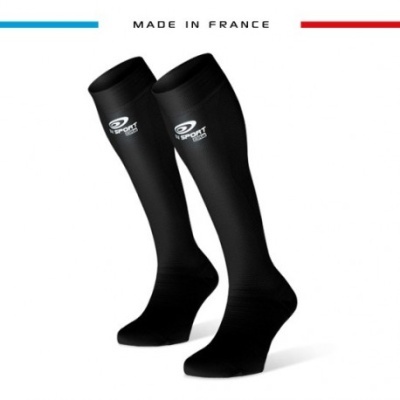 Meias de compressão pretas com texto SPORT e logotipo branco