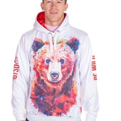 Sweatshirt branca com urso colorido e texto vermelho nas mangas