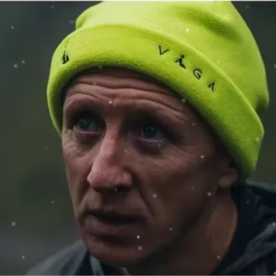 Pessoa com gorro amarelo fluorescente VÄGA em ambiente exterior