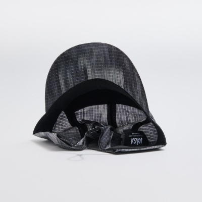 Boné desportivo cinzento e preto com etiqueta 'MOKA'