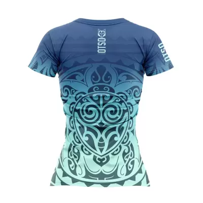 T-shirt desportiva feminina azul e verde com padrão tribal e texto OTSO