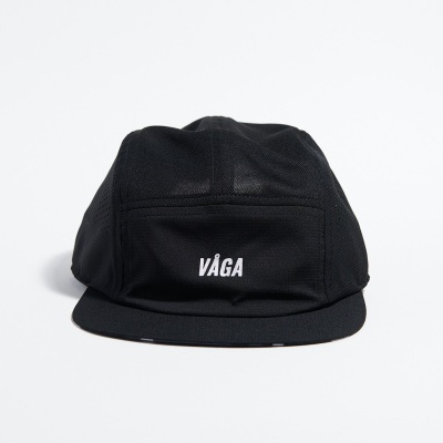 Boné preto com texto VÁGA branco