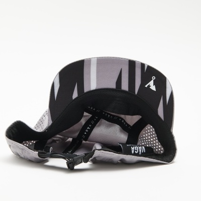 Boné cinza e preto com padrão gráfico e fecho ajustável