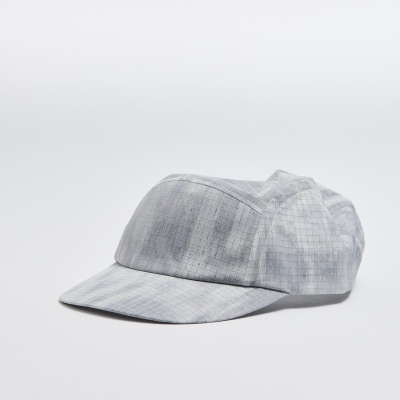 Boné cinza de tecido com textura riscada e aba reta