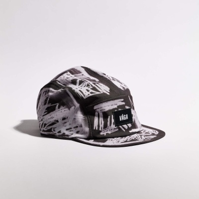 Boné preto e branco com padrão abstrato e etiqueta VÅGA