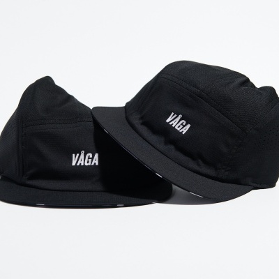 Dois bonés pretos com texto branco VÁGA sobre fundo branco