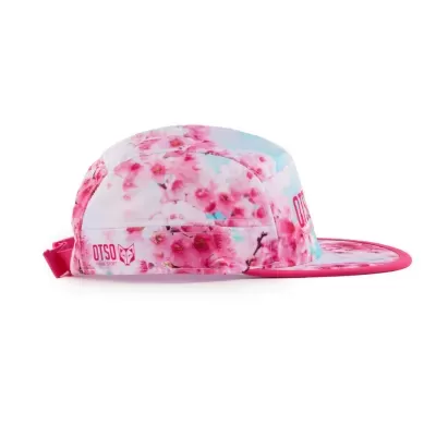 Boné rosa e branco com padrão floral e texto OTSO