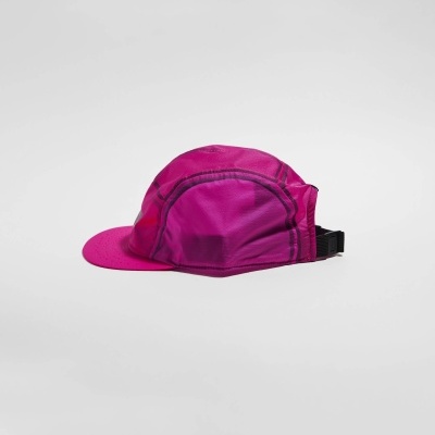 Boné desportivo cor de rosa com padrões em linhas pretas e fecho ajustável.