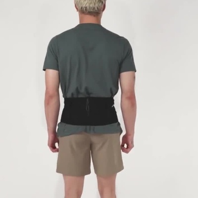 Homem a usar cinto de suporte lombar preto mostrando diferentes ângulos.