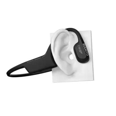 Fone de ouvido preto SUUNTO em modelo de orelha branca