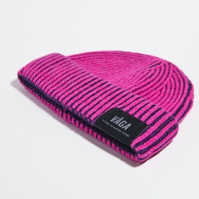 Gorro rosa e azul escuro com etiqueta VAGA