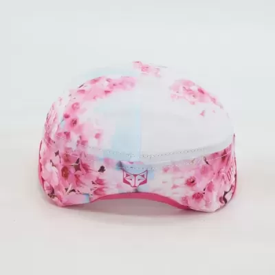 Boné desportivo com padrão floral rosa e azul claro