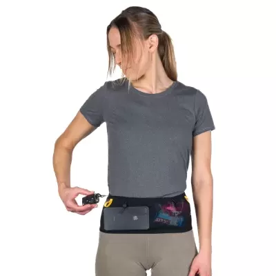 Cinto de corrida preto com bolsos transparentes usado por mulher com t-shirt cinza