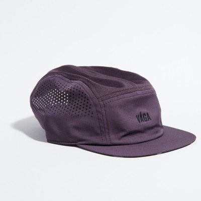 Boné desportivo roxo com laterais perfuradas e logótipo VEGA