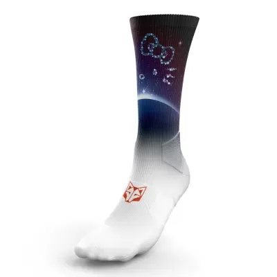 Meia branca e preta com padrão espacial e logo de raposa