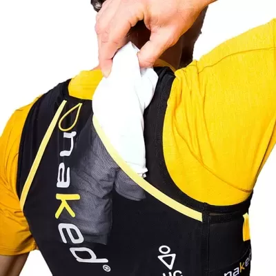 Mochila ou colete desportivo preto com letras 'naked' e t-shirt amarela