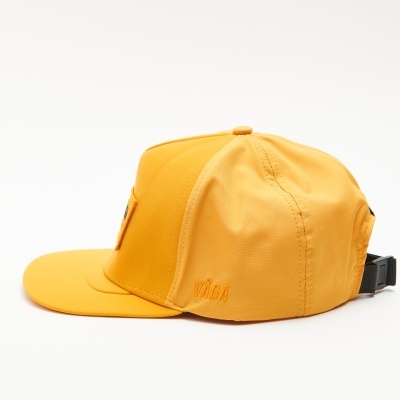 Boné amarelo com aba reta e alça ajustável preta