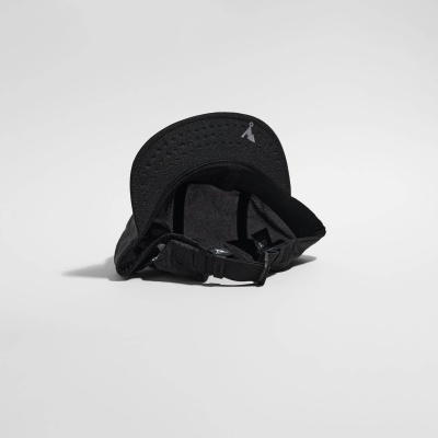 Boné preto com logo e fecho ajustável