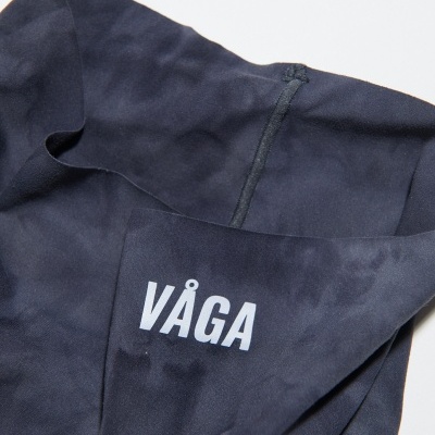 Lenço azul-escuro com texto branco VÅGA