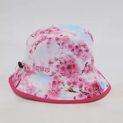 Chapéu bucket com padrão de flores rosas e fundo azul e logo OTSO