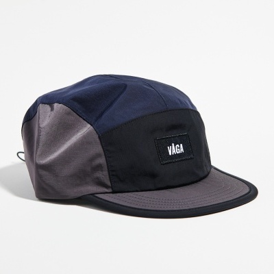 boné cinco painéis azul, cinzento e preto com etiqueta VÁGA