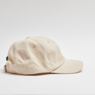Boné bege de tecido com aba curva num fundo branco