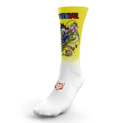 Meia branca e amarela com estampa de personagens Dragon Ball e texto Color Dragonball