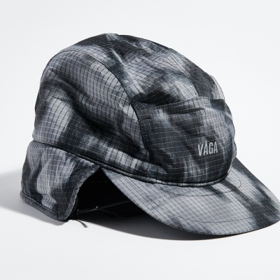 Boné cinza e preto com padrão xadrez e a palavra VAGA na frente